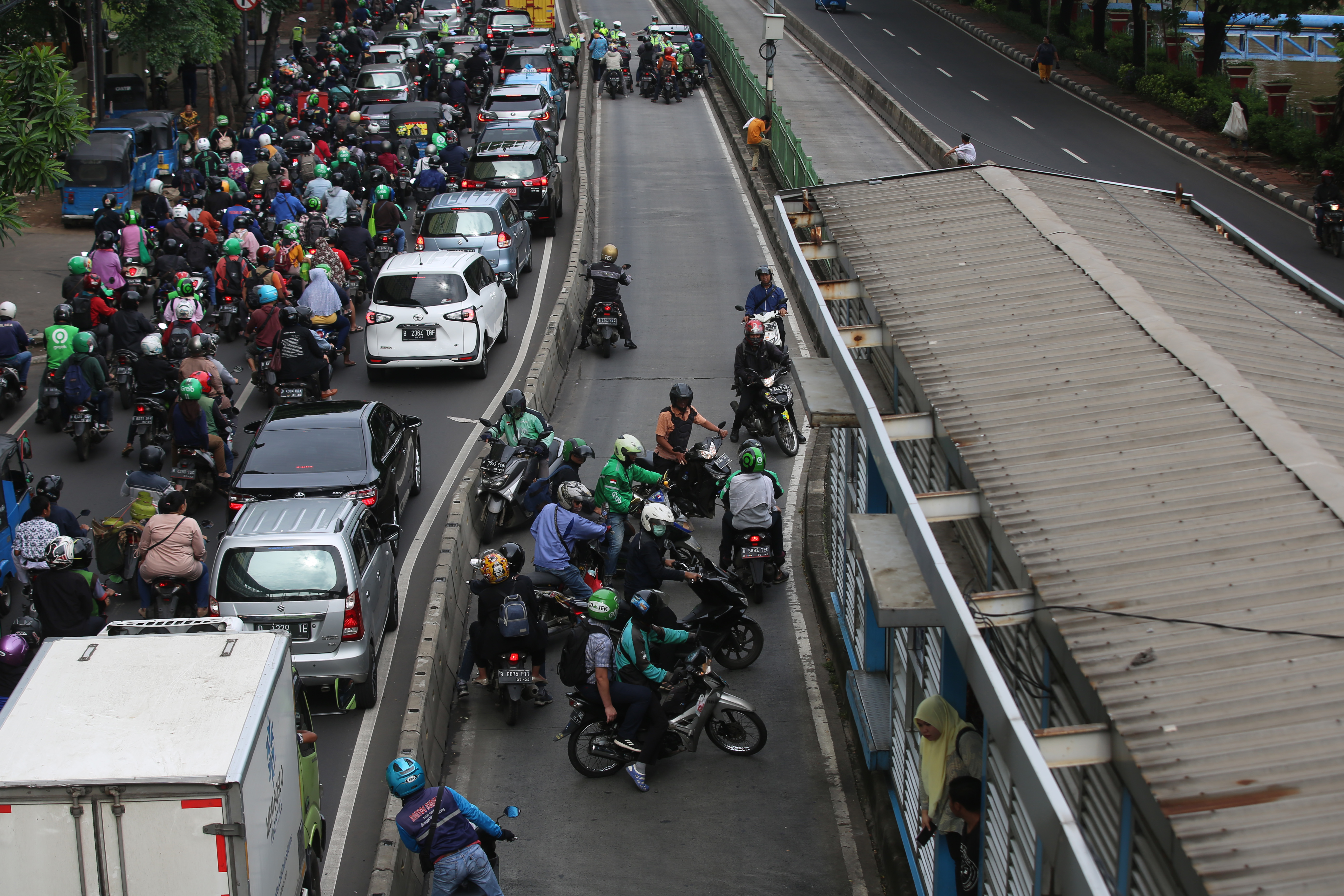 Gotong Royong Hindari Polisi