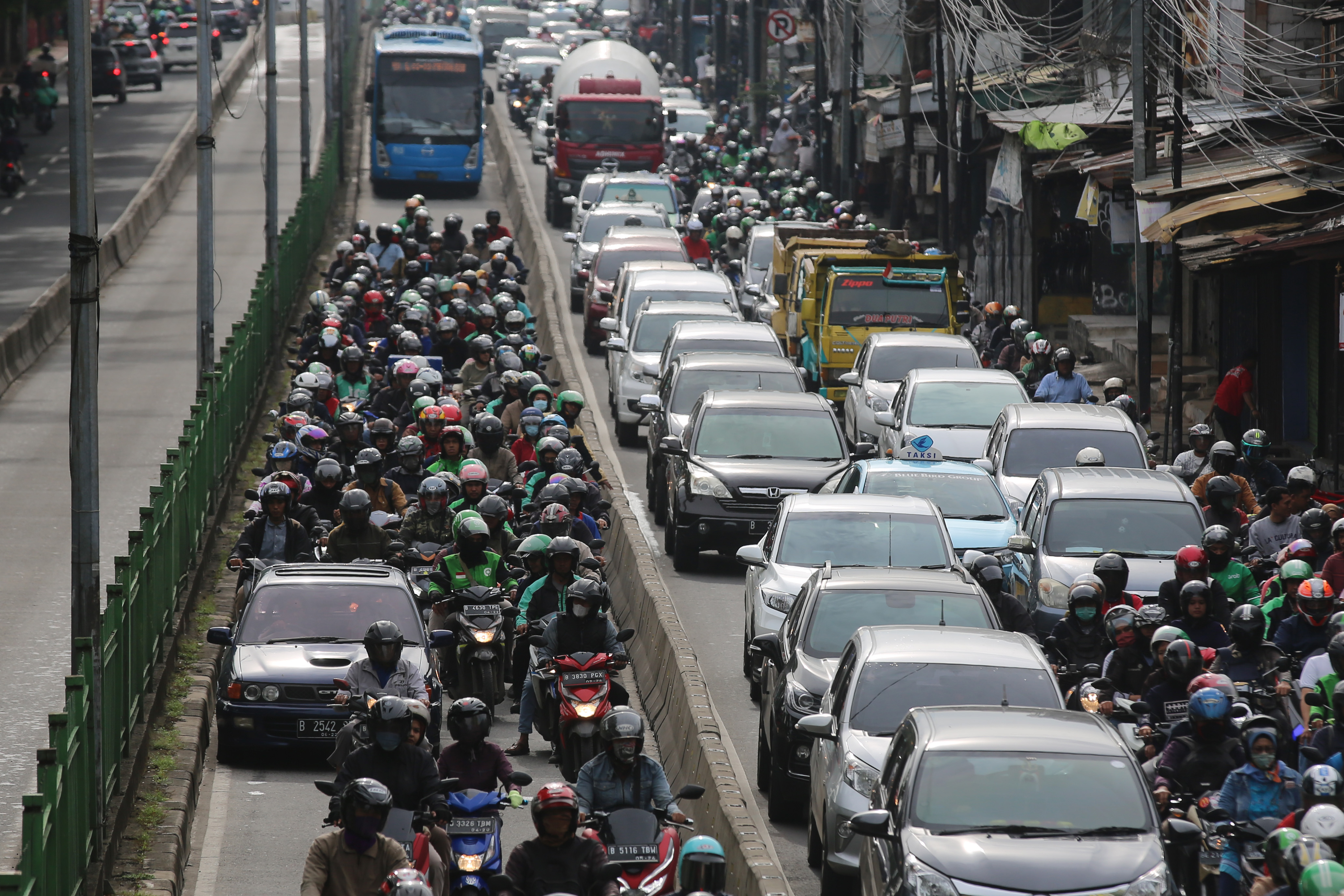 Gotong Royong Hindari Polisi