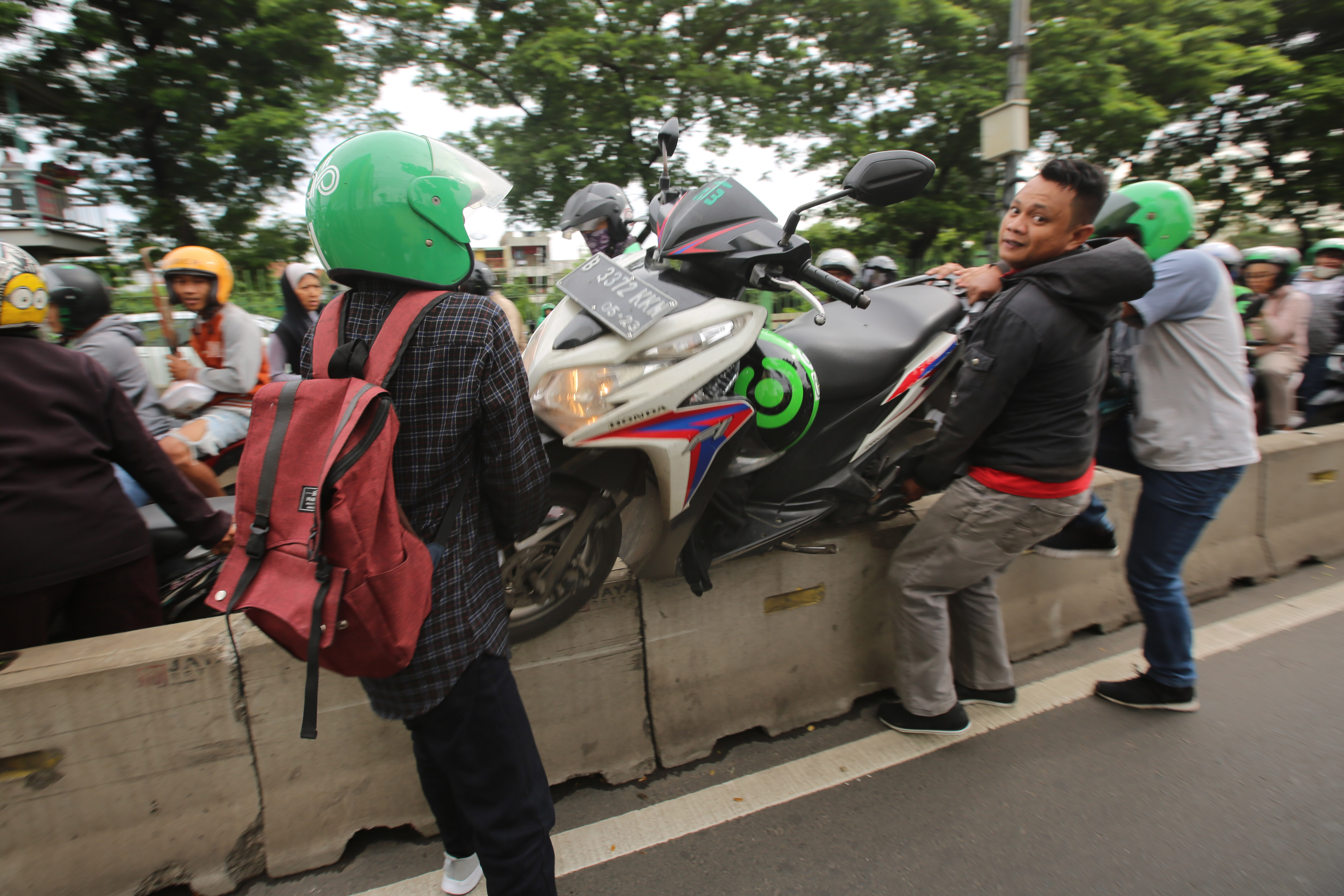 Gotong Royong Hindari Polisi