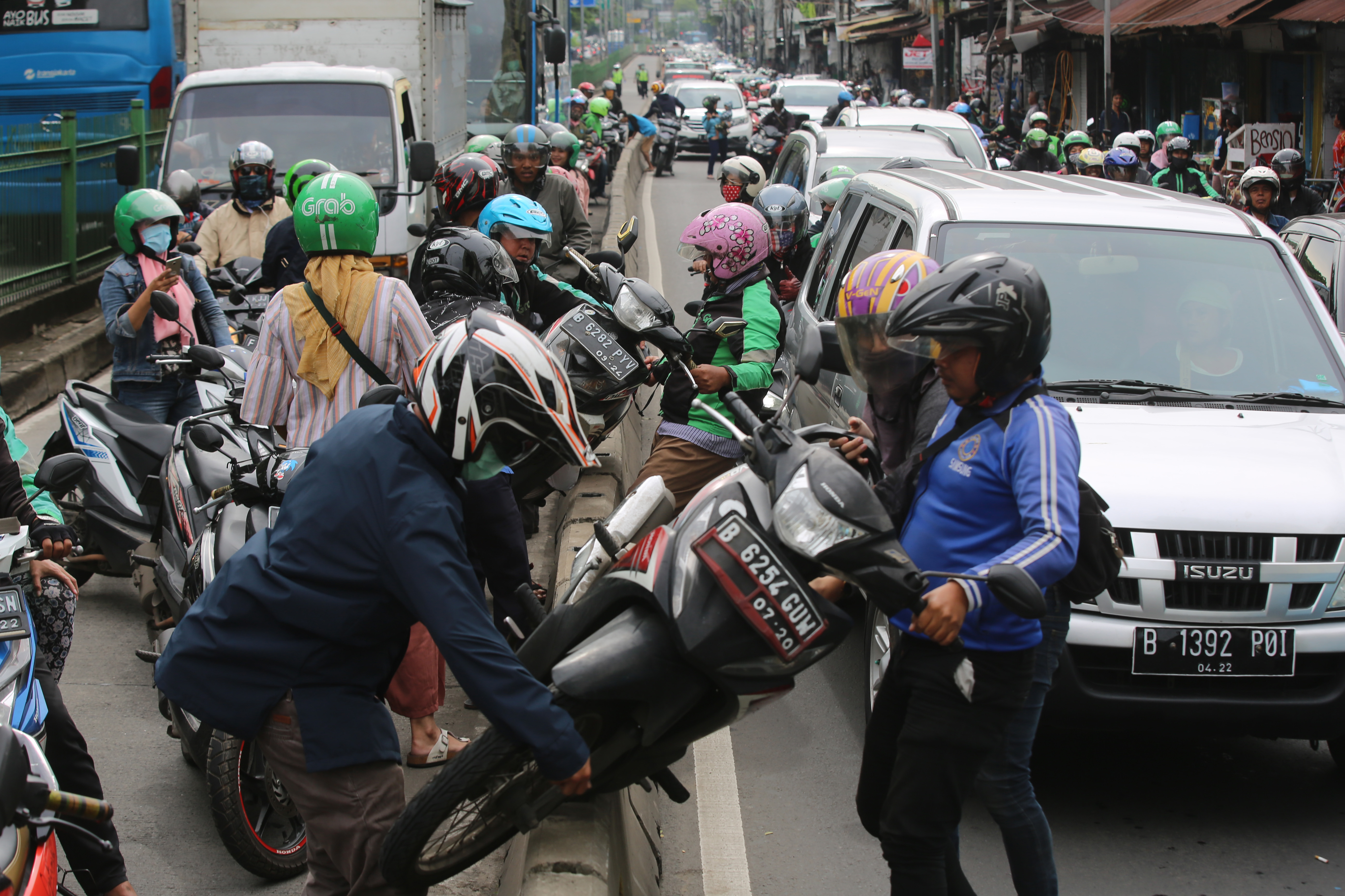 Gotong Royong Hindari Polisi