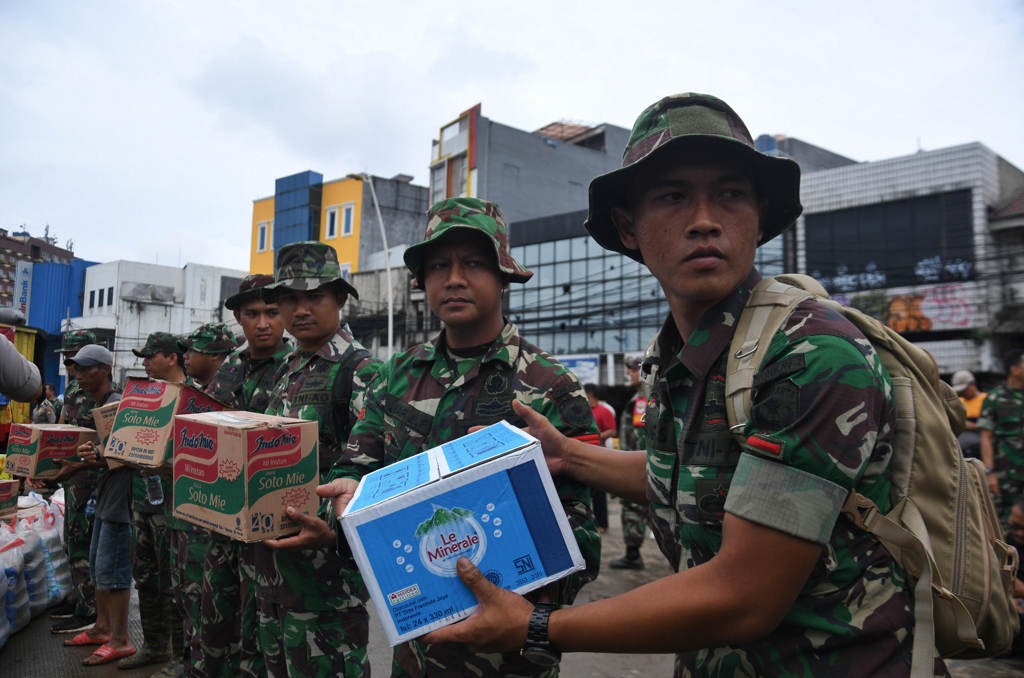 Polri dan TNI Membagikan  Sembako 