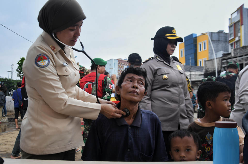 Polri dan TNI Membagikan  Sembako 