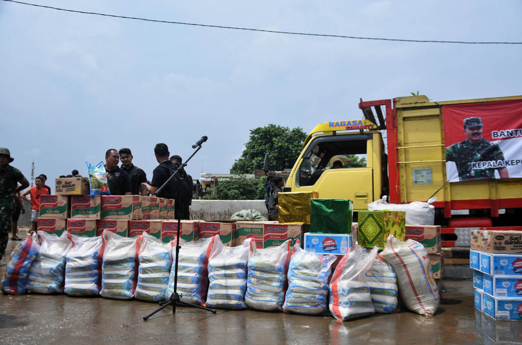 Polri dan TNI Membagikan  Sembako 