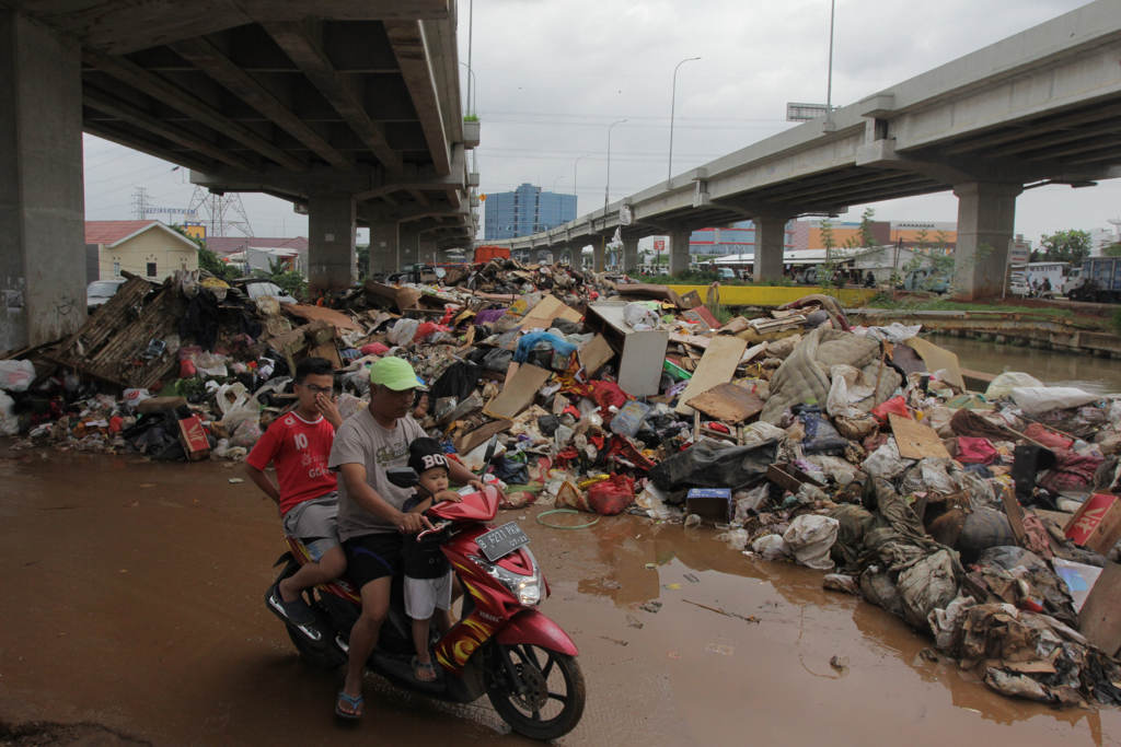 Sampah Menumpuk di Kawasan Kolong Tol Becakayu