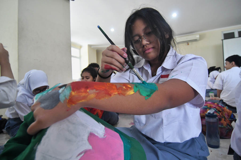 Pelajar Membuat Lampion