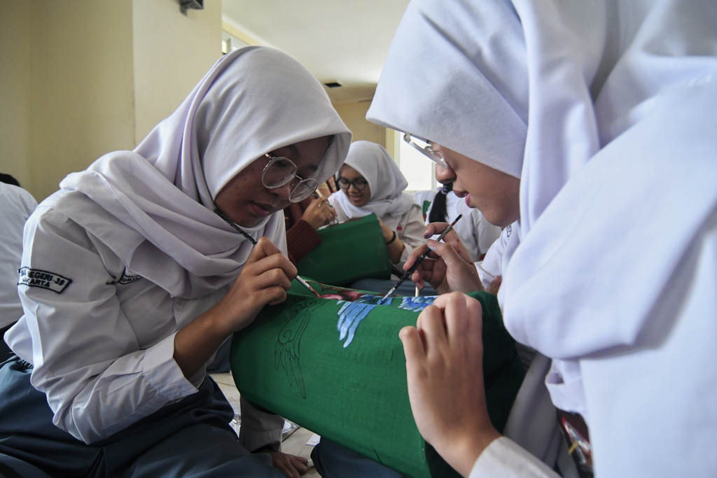 Pelajar Membuat Lampion