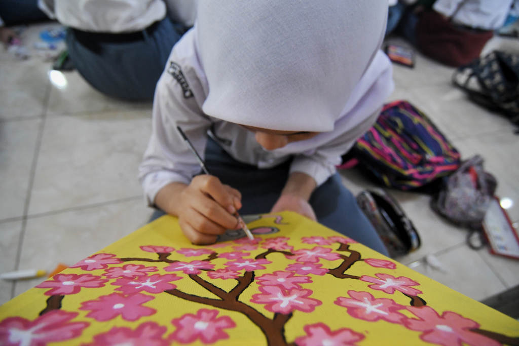 Pelajar Membuat Lampion