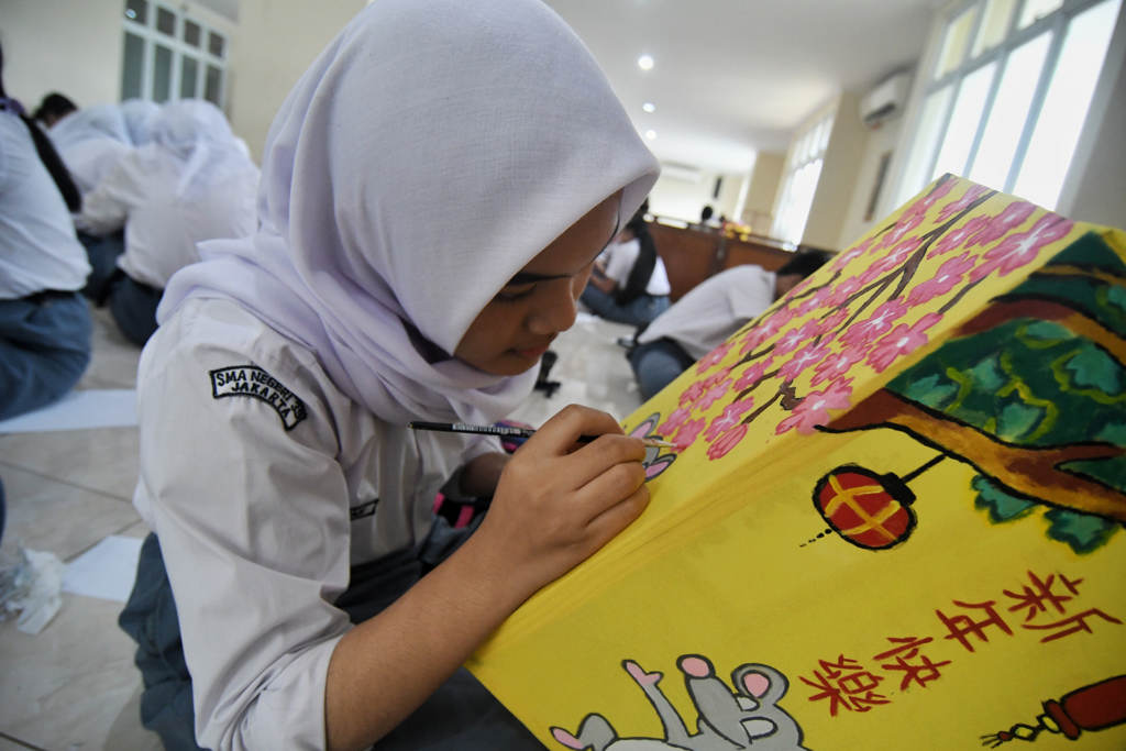 Pelajar Membuat Lampion