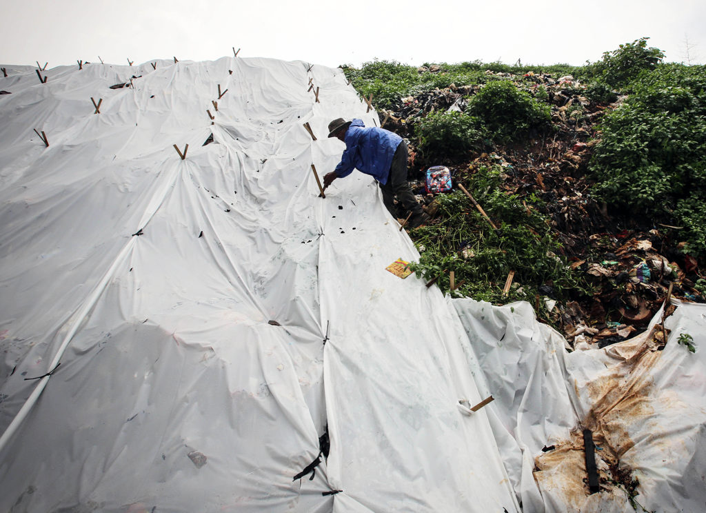 TPA Cipayung Ditutupi Plastik Ramah Lingkungan