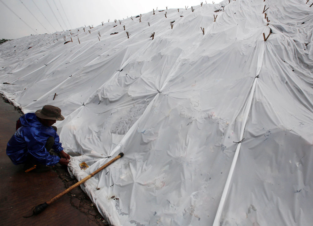 TPA Cipayung Ditutupi Plastik Ramah Lingkungan