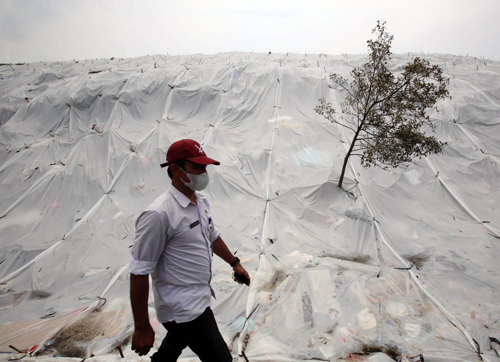 TPA Cipayung Ditutupi Plastik Ramah Lingkungan