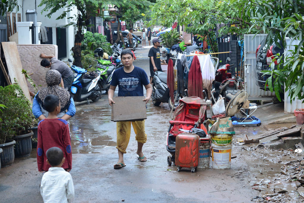 Membersihkan Perabot Pascabanjir