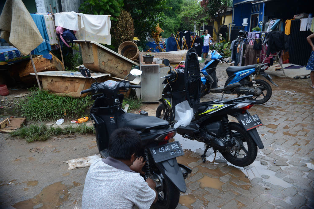 Membersihkan Perabot Pascabanjir