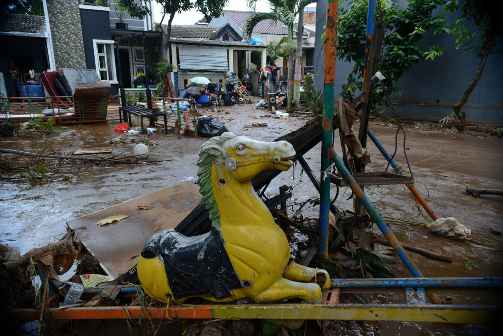 Membersihkan Perabot Pascabanjir