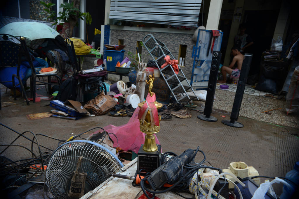 Membersihkan Perabot Pascabanjir