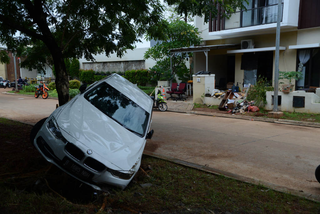 BMW Nyangkut di Pohon Akibat Banjir