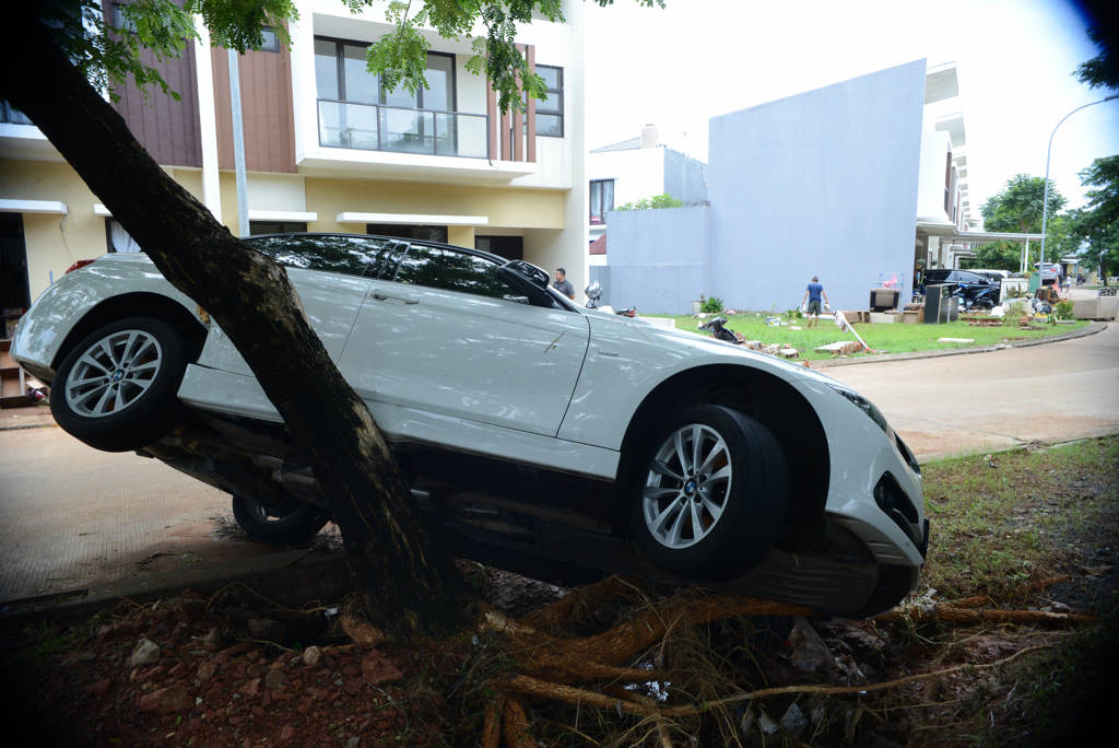 BMW Nyangkut di Pohon Akibat Banjir