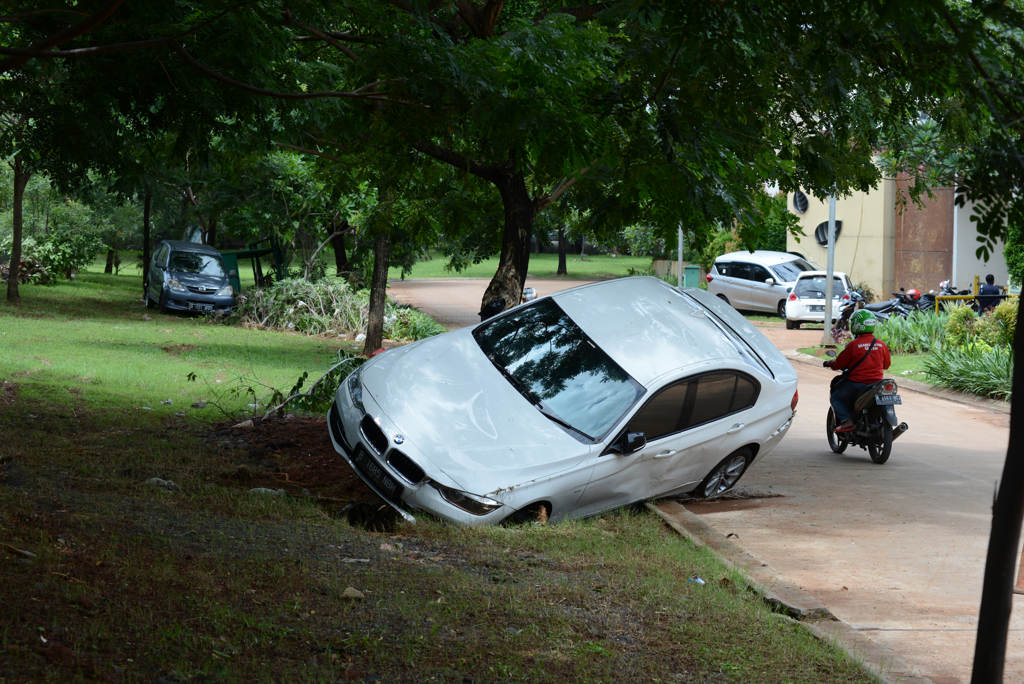 BMW Nyangkut di Pohon Akibat Banjir