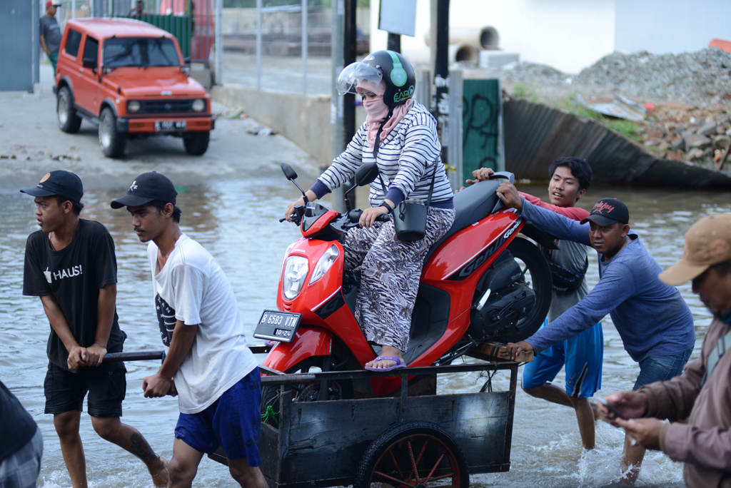Jasa Gerobak Saat Banjir