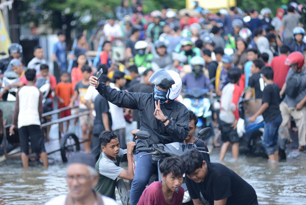 Jasa Gerobak Saat Banjir