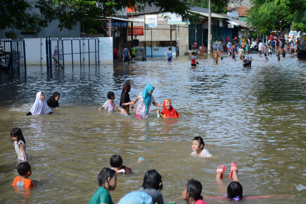Anak-anak Bermain Ditengah Banjir