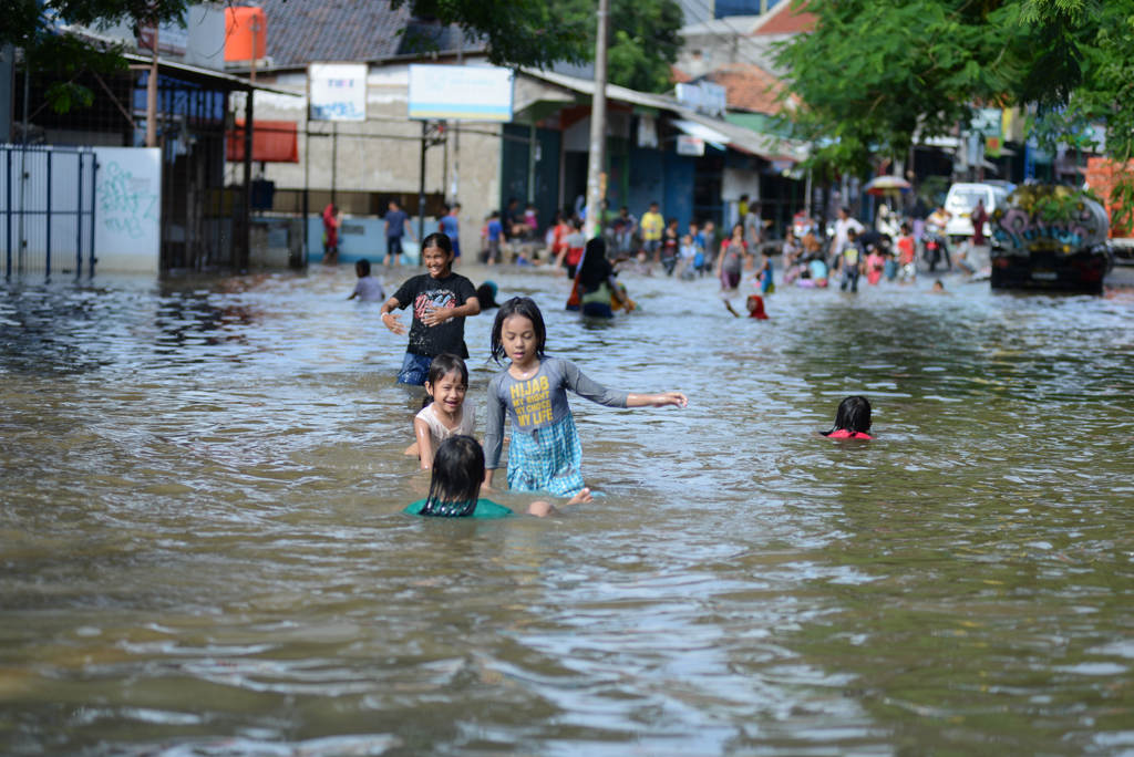 Anak-anak Bermain Ditengah Banjir