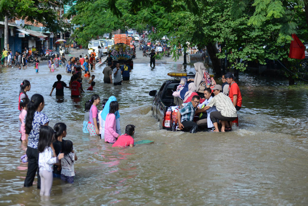Anak-anak Bermain Ditengah Banjir