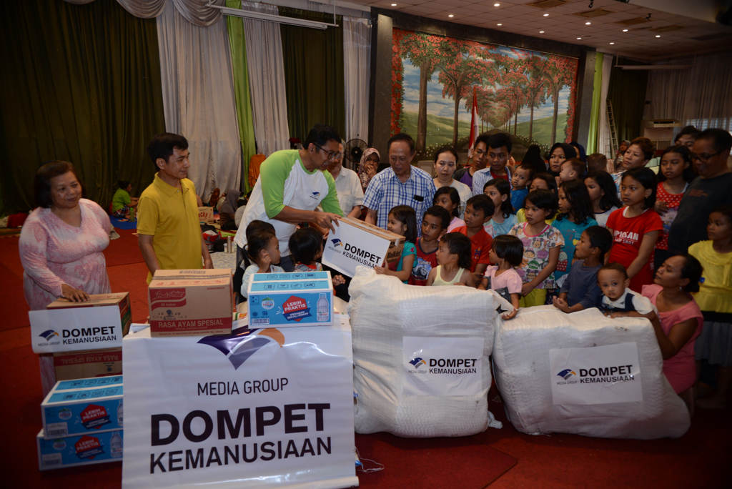 Media Group Serahkan Bantuan Kepada Korban Banjir