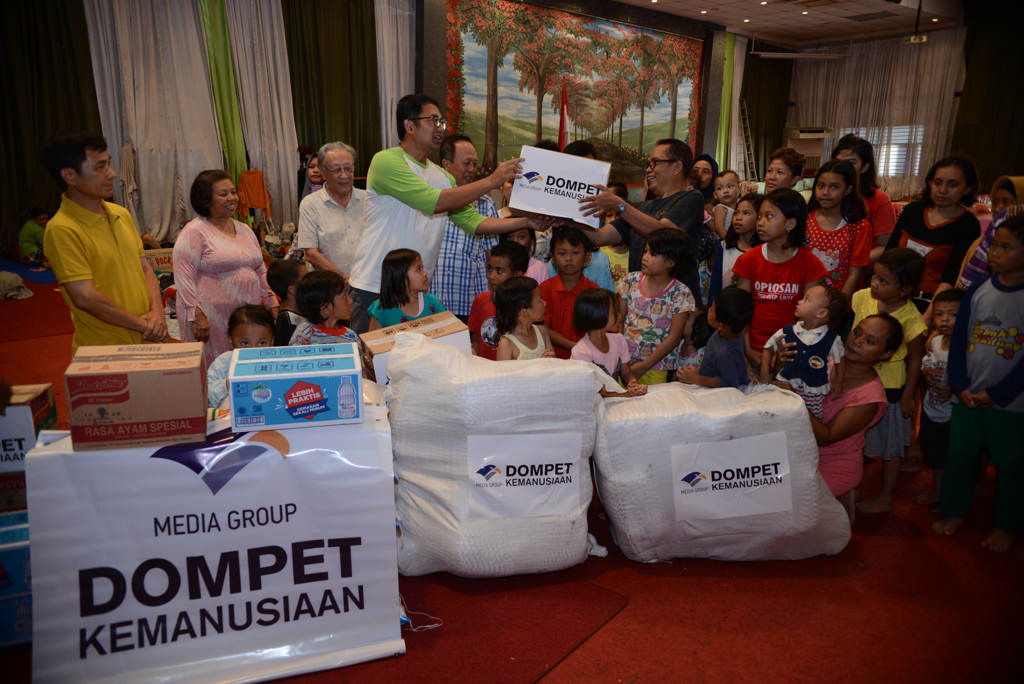 Media Group Serahkan Bantuan Kepada Korban Banjir