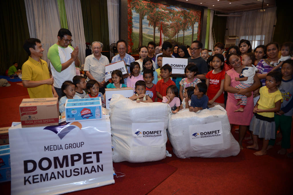 Media Group Serahkan Bantuan Kepada Korban Banjir