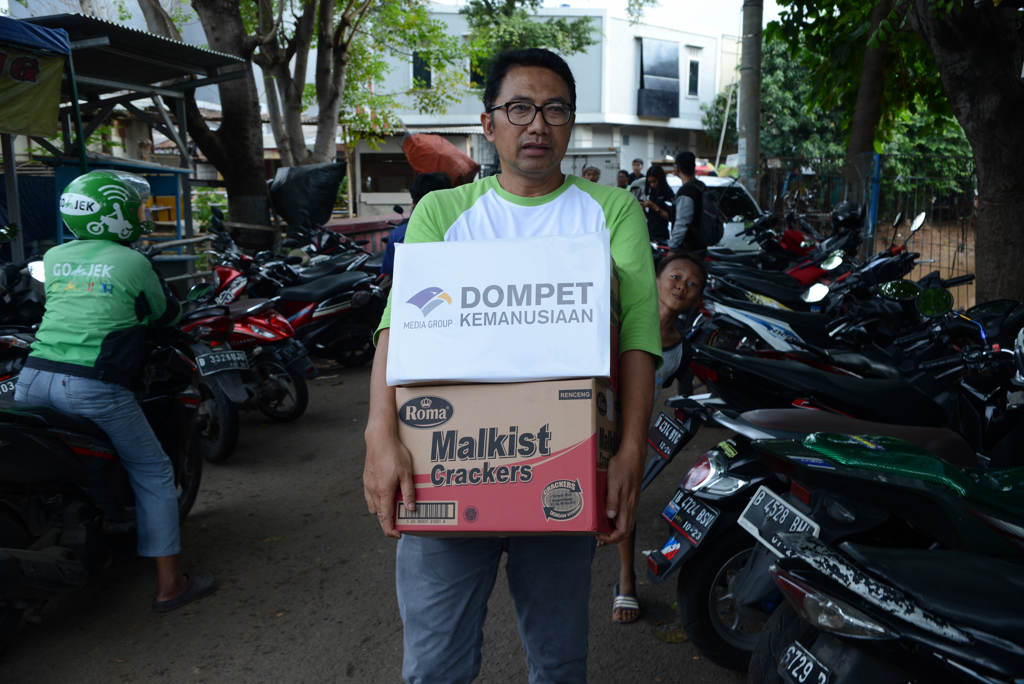 Media Group Serahkan Bantuan Kepada Korban Banjir