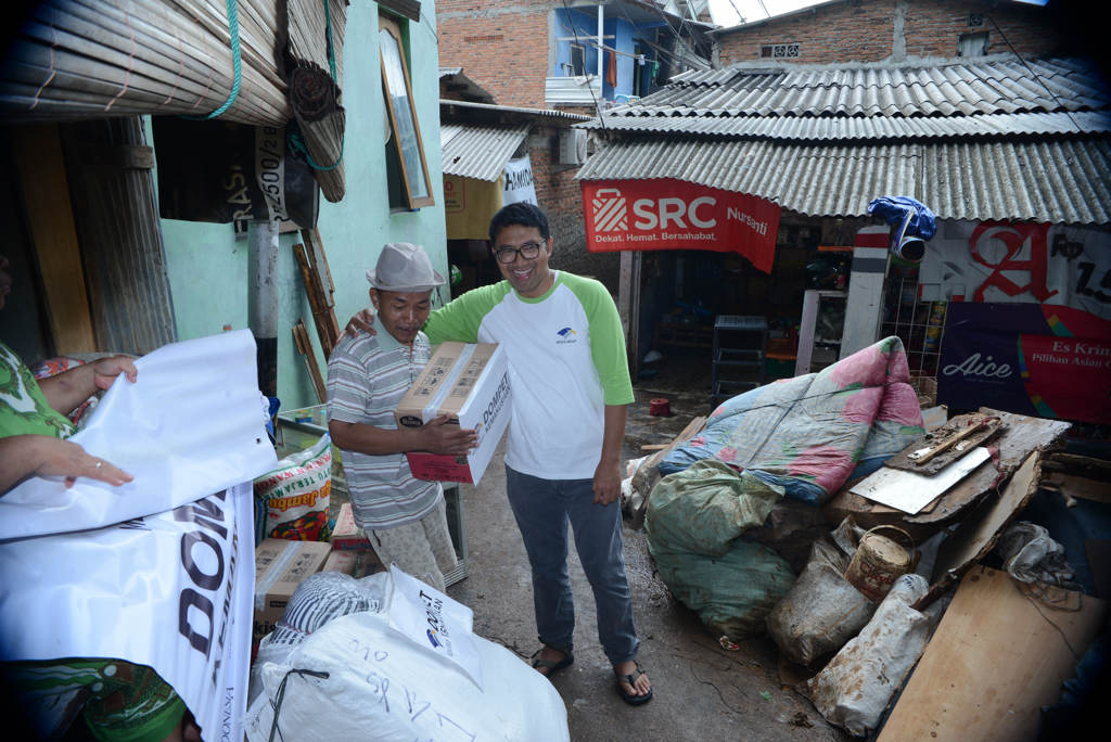 Media Group Serahkan Bantuan Kepada Korban Banjir