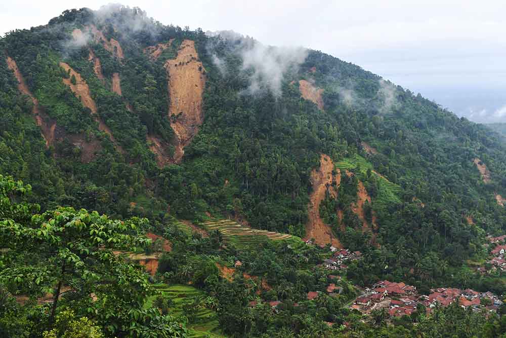 Longsor di Sukajaya Bogor