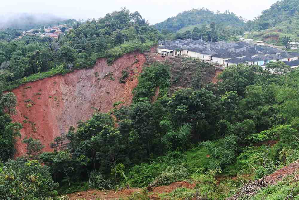 Longsor di Sukajaya Bogor