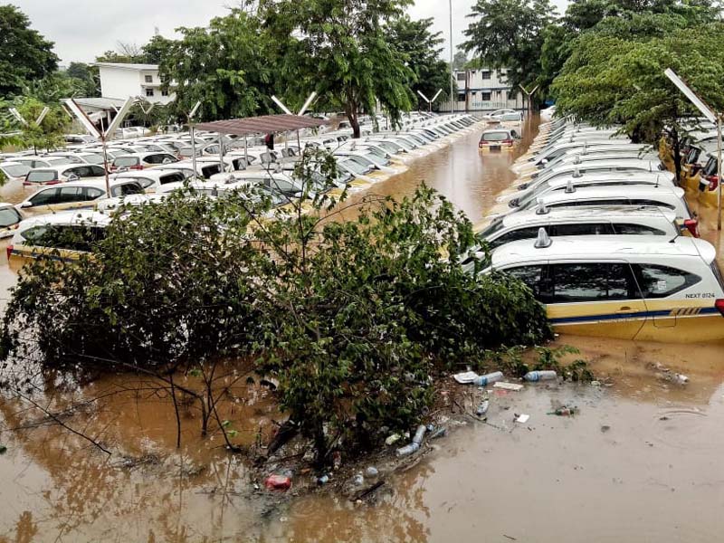 Puluhan Unit Taxi Express Terendam Banjir