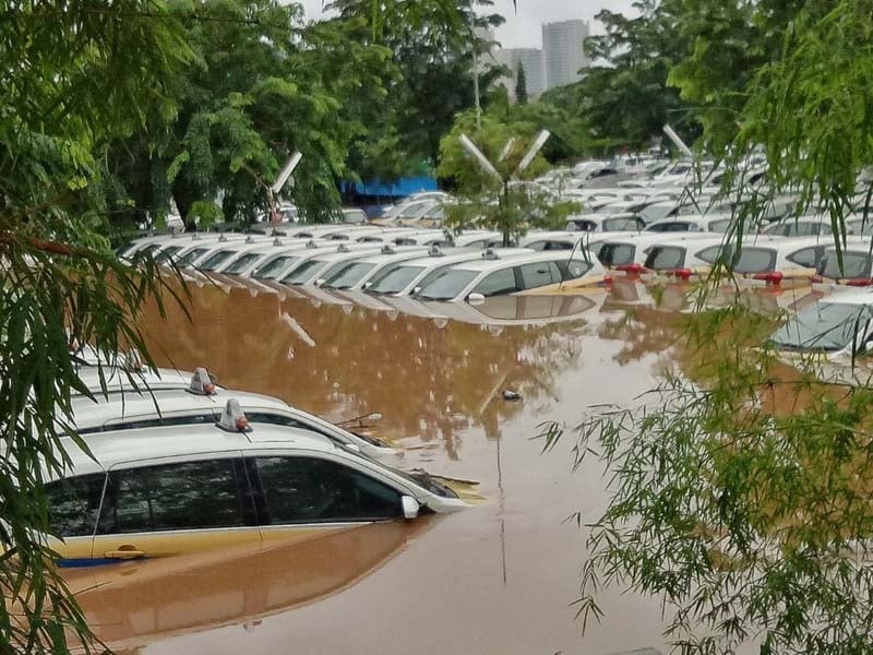 Puluhan Unit Taxi Express Terendam Banjir