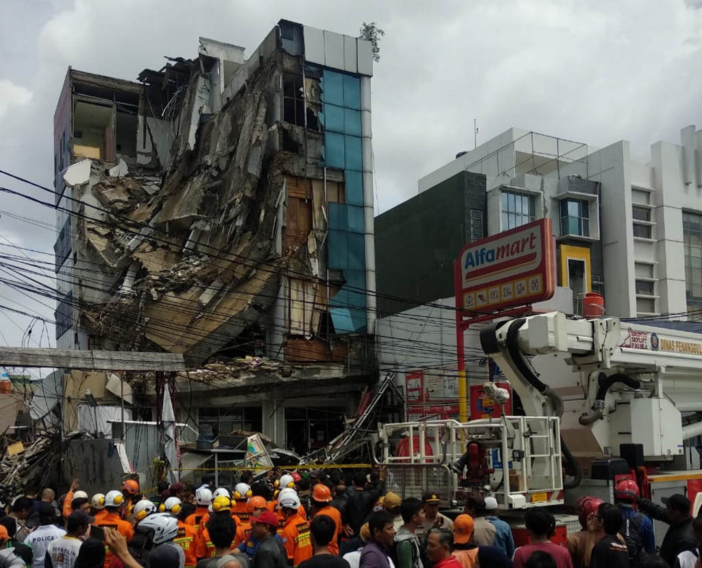 Ruko Empat Lantai Ambruk