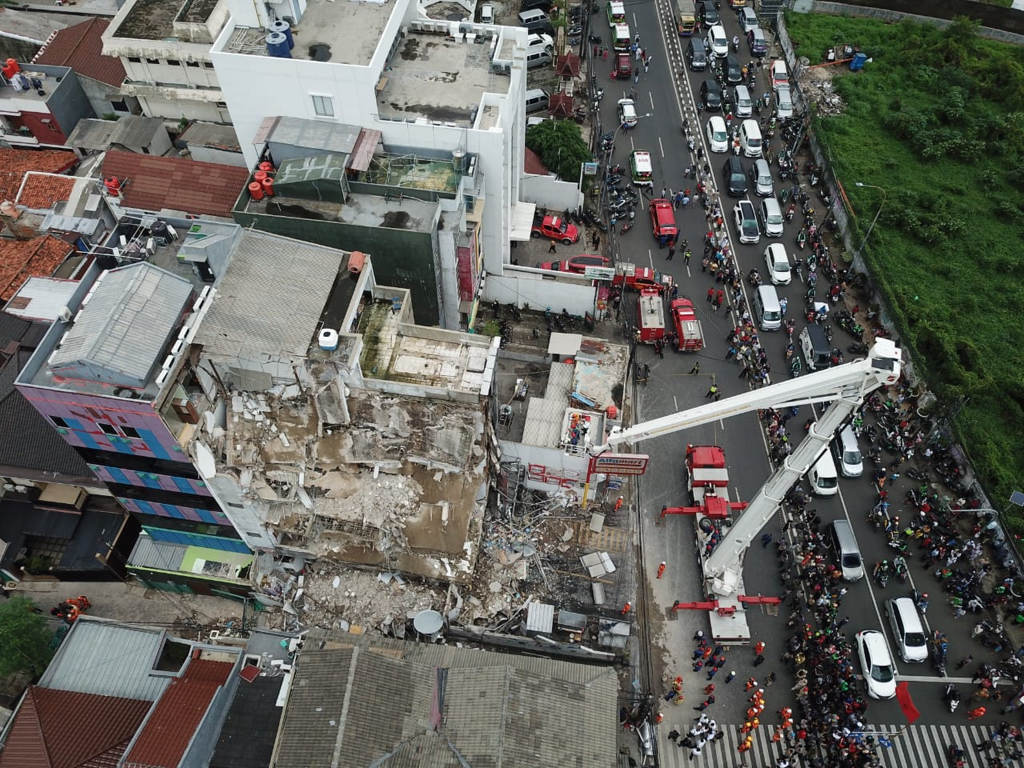 Ruko Empat Lantai Ambruk