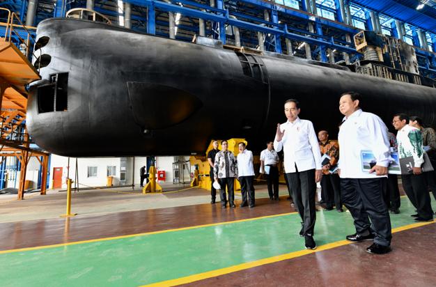 Presiden Jokowi Tinjau Galangan Kapal Perang PT PAL