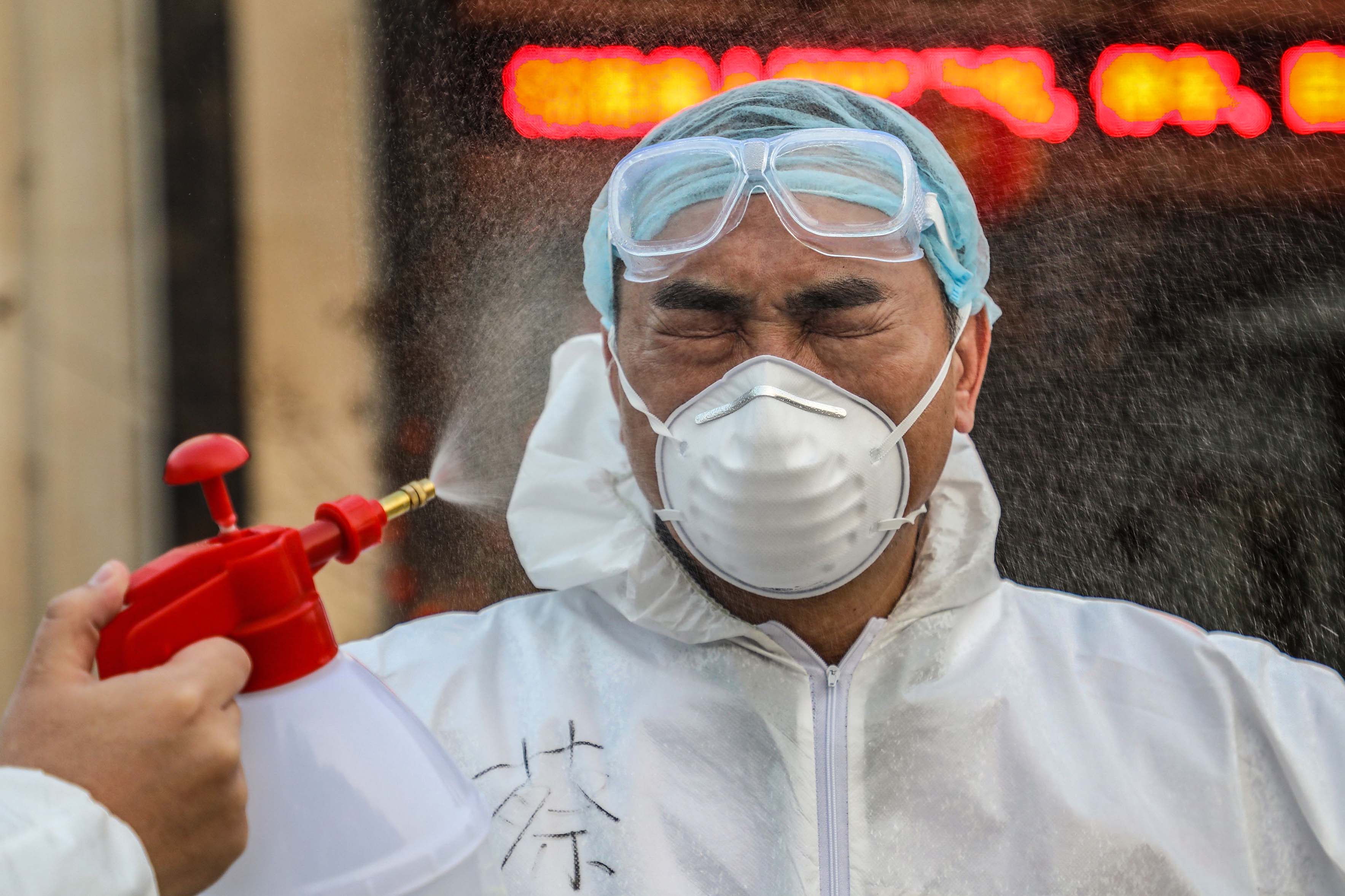 Pekerja Medis Tiongkok Berjibaku Tangani Wabah Korona