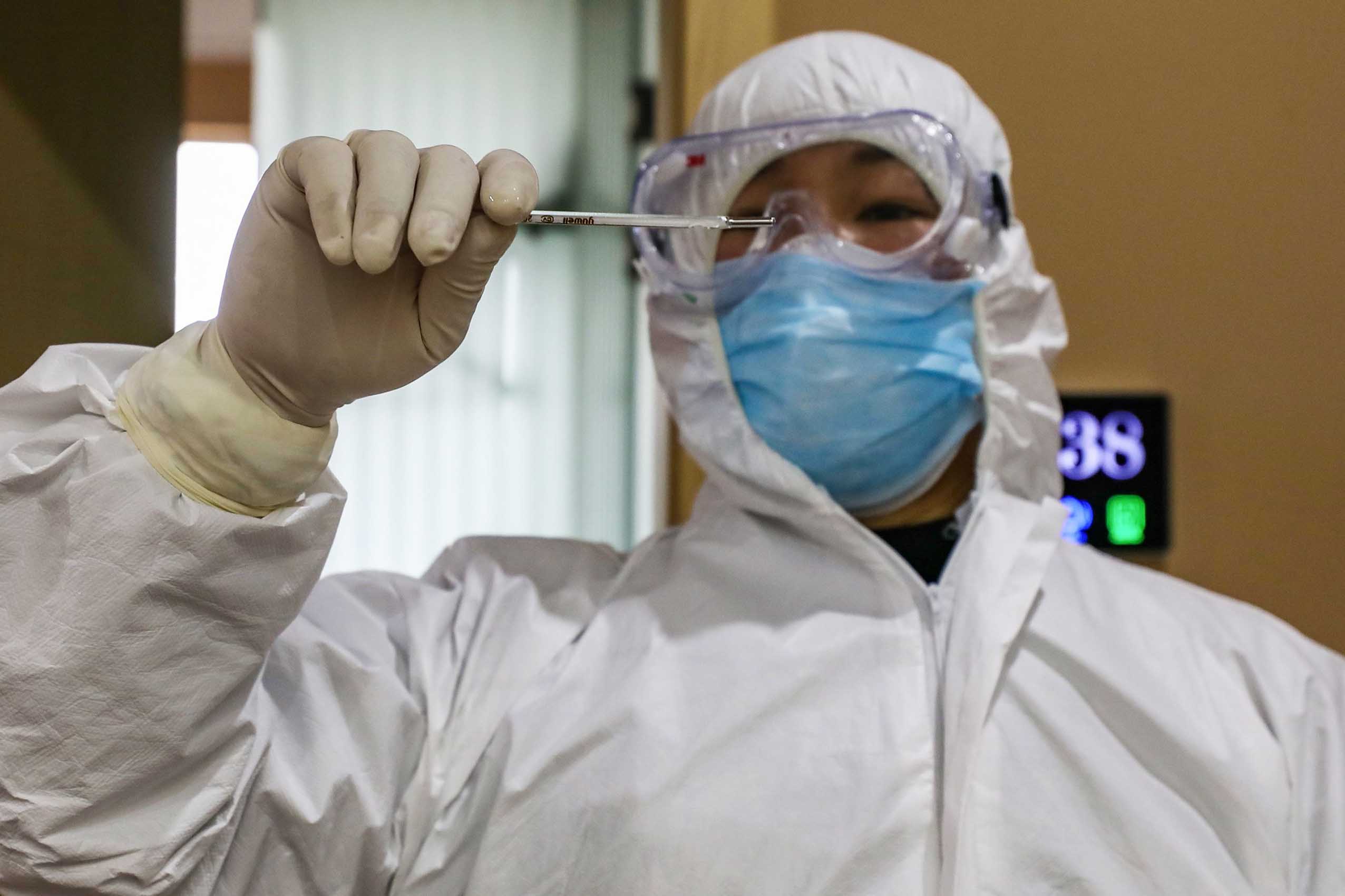 Pekerja Medis Tiongkok Berjibaku Tangani Wabah Korona