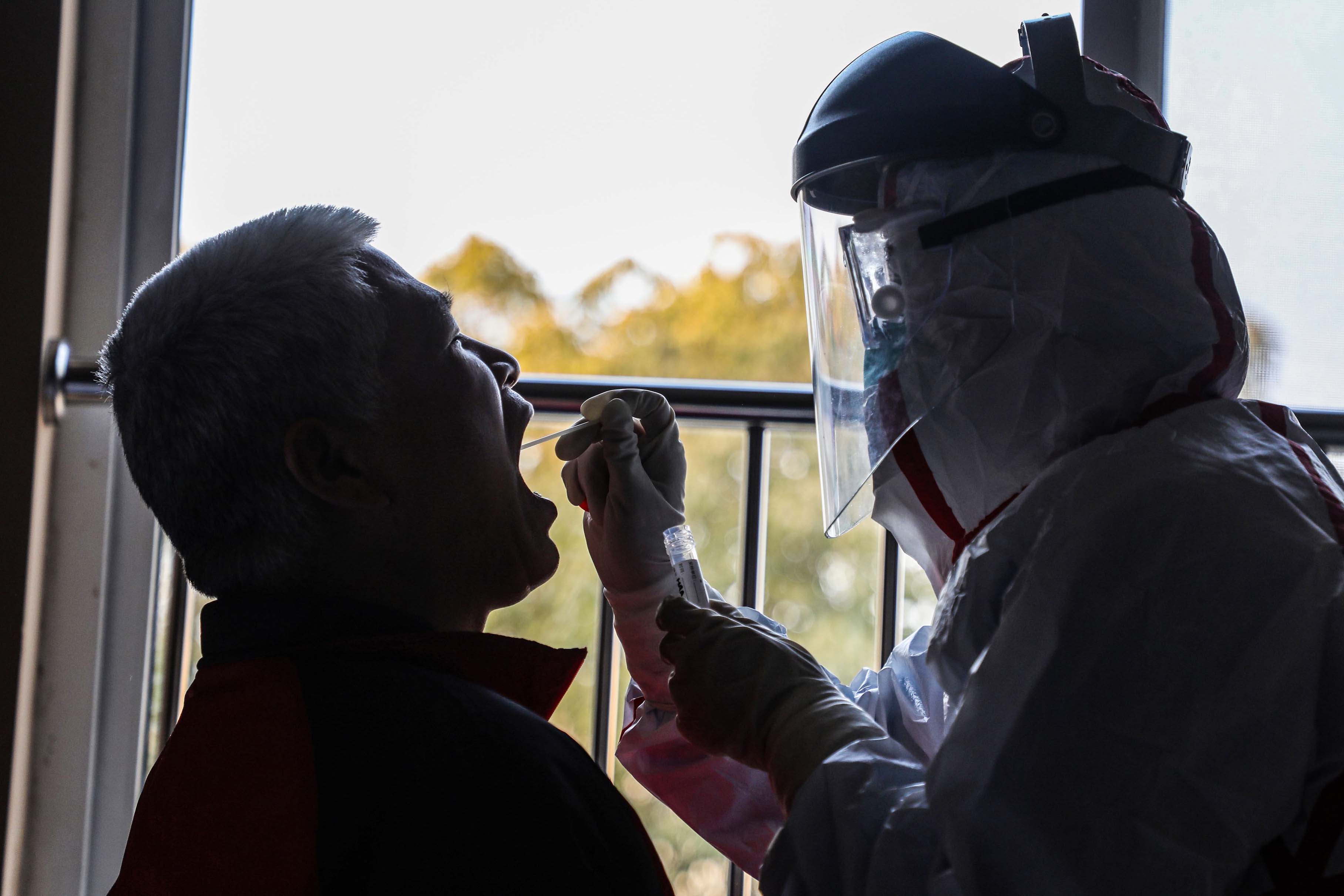 Pekerja Medis Tiongkok Berjibaku Tangani Wabah Korona