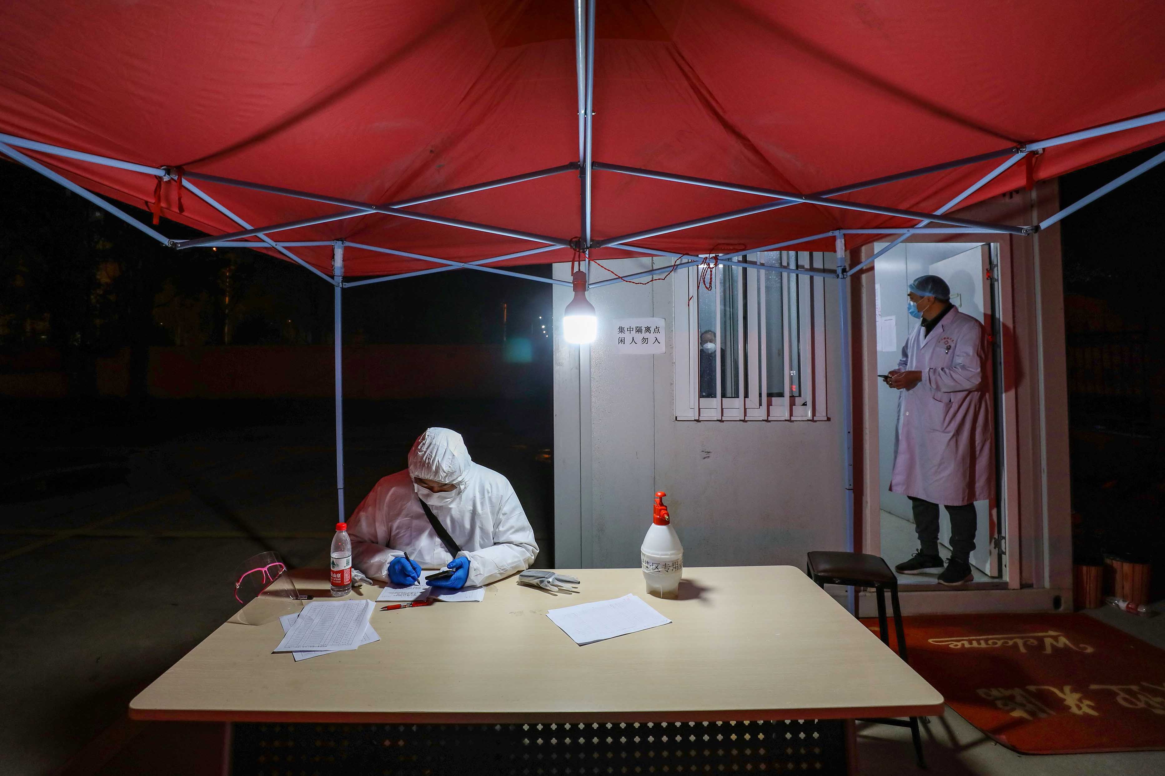 Pekerja Medis Tiongkok Berjibaku Tangani Wabah Korona