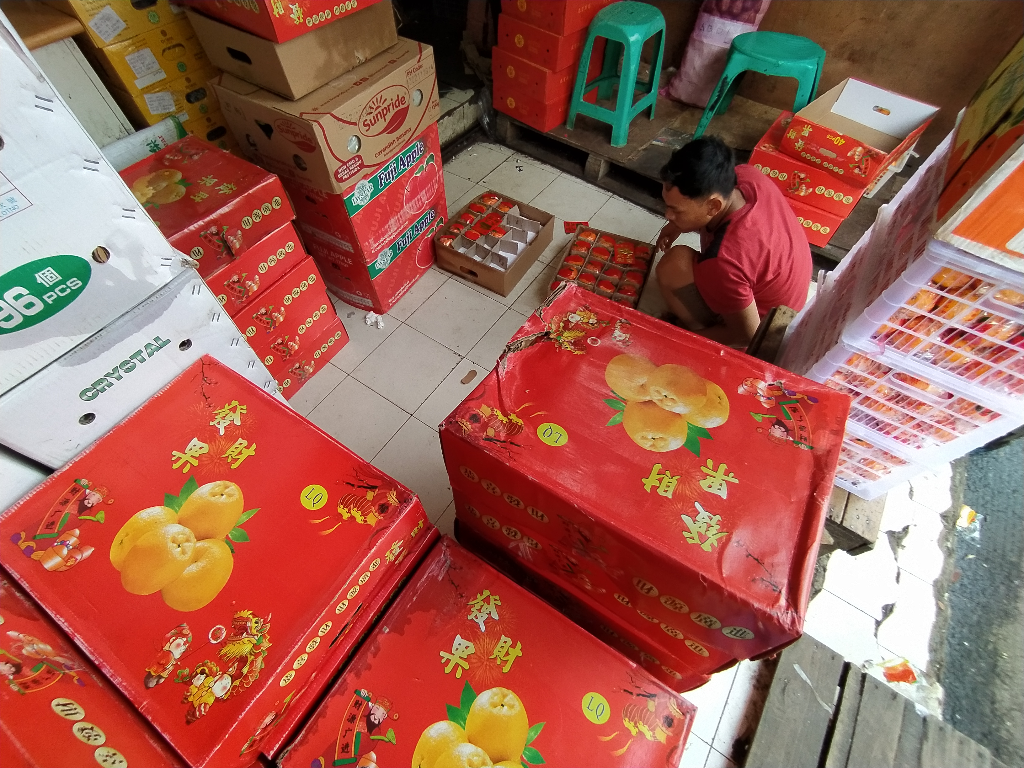 Pedagang Mengeluhkan Kenaikan Harga Buah Impor