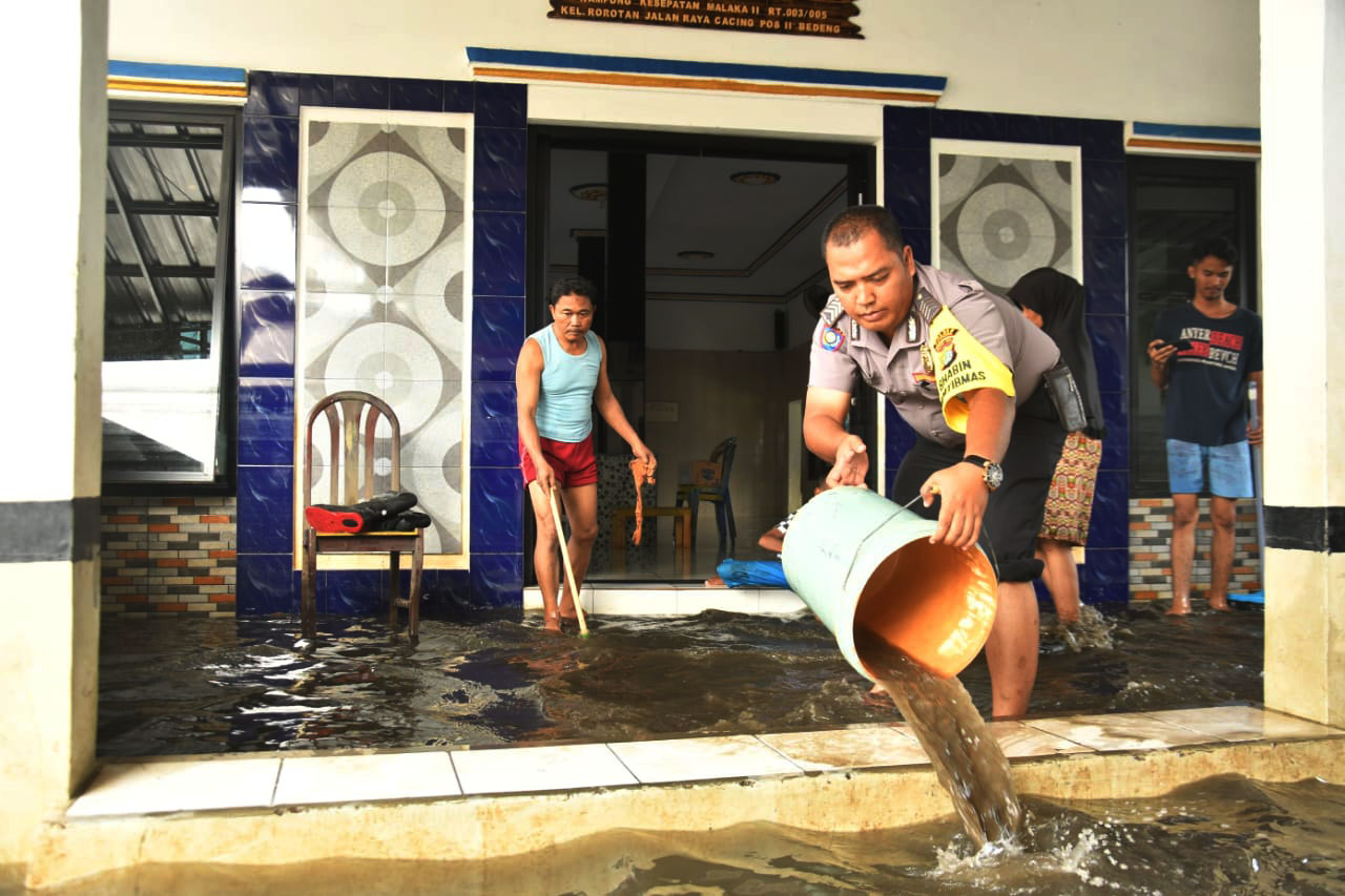 Membersihkan Barang Pasca Banjir