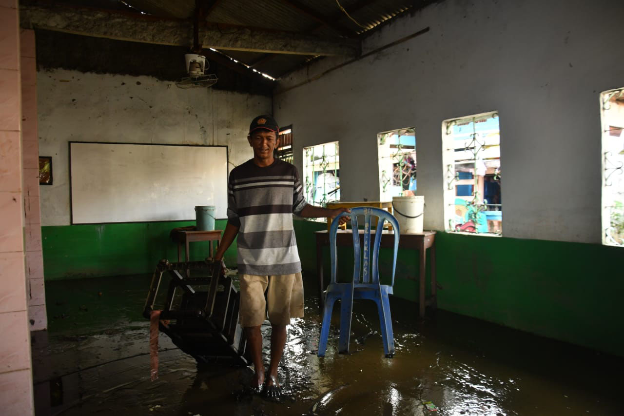 Membersihkan Barang Pasca Banjir