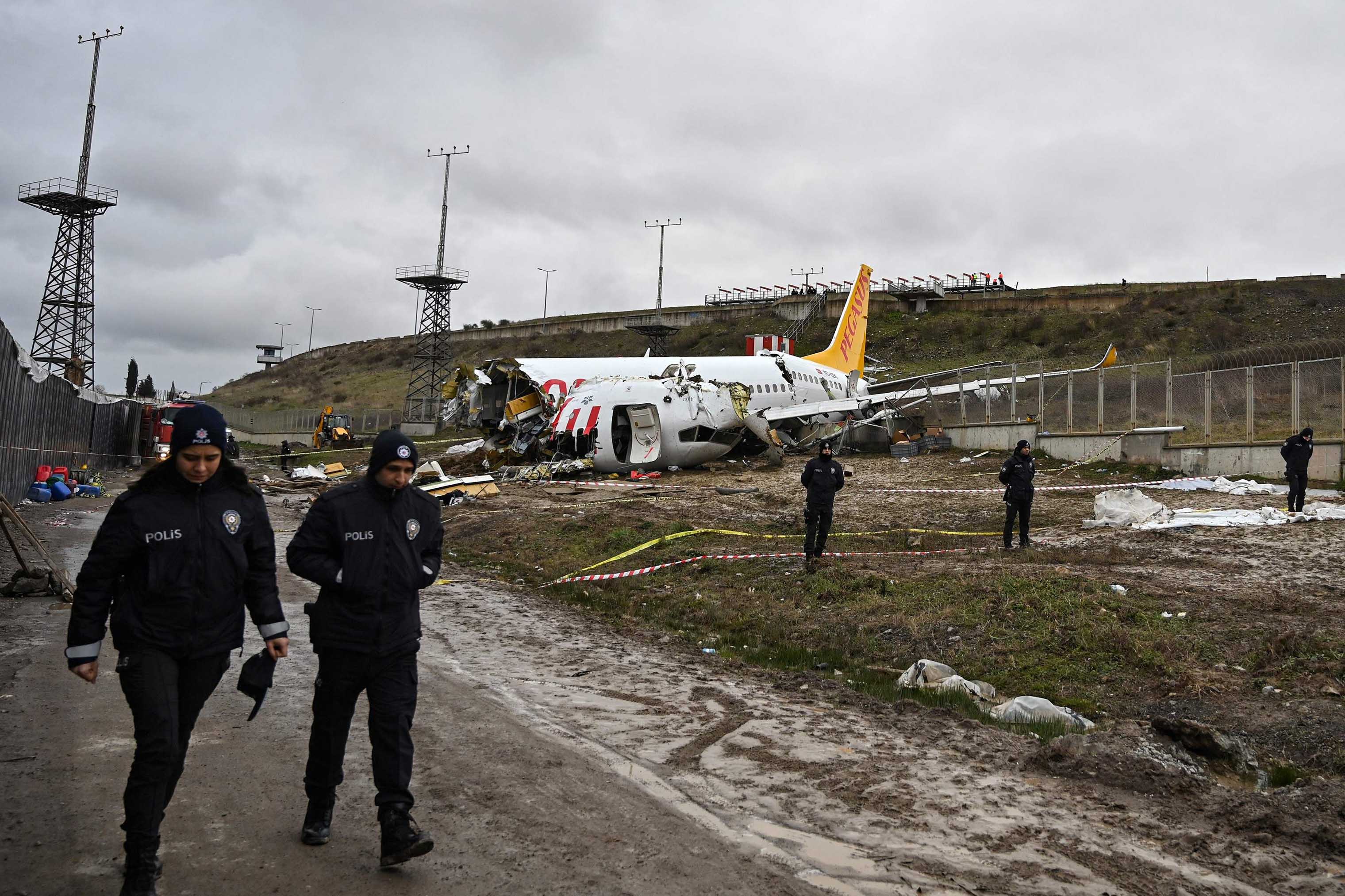 Boeing 737-800 Pegasus Airlines Tergelincir, 3 Orang Tewas