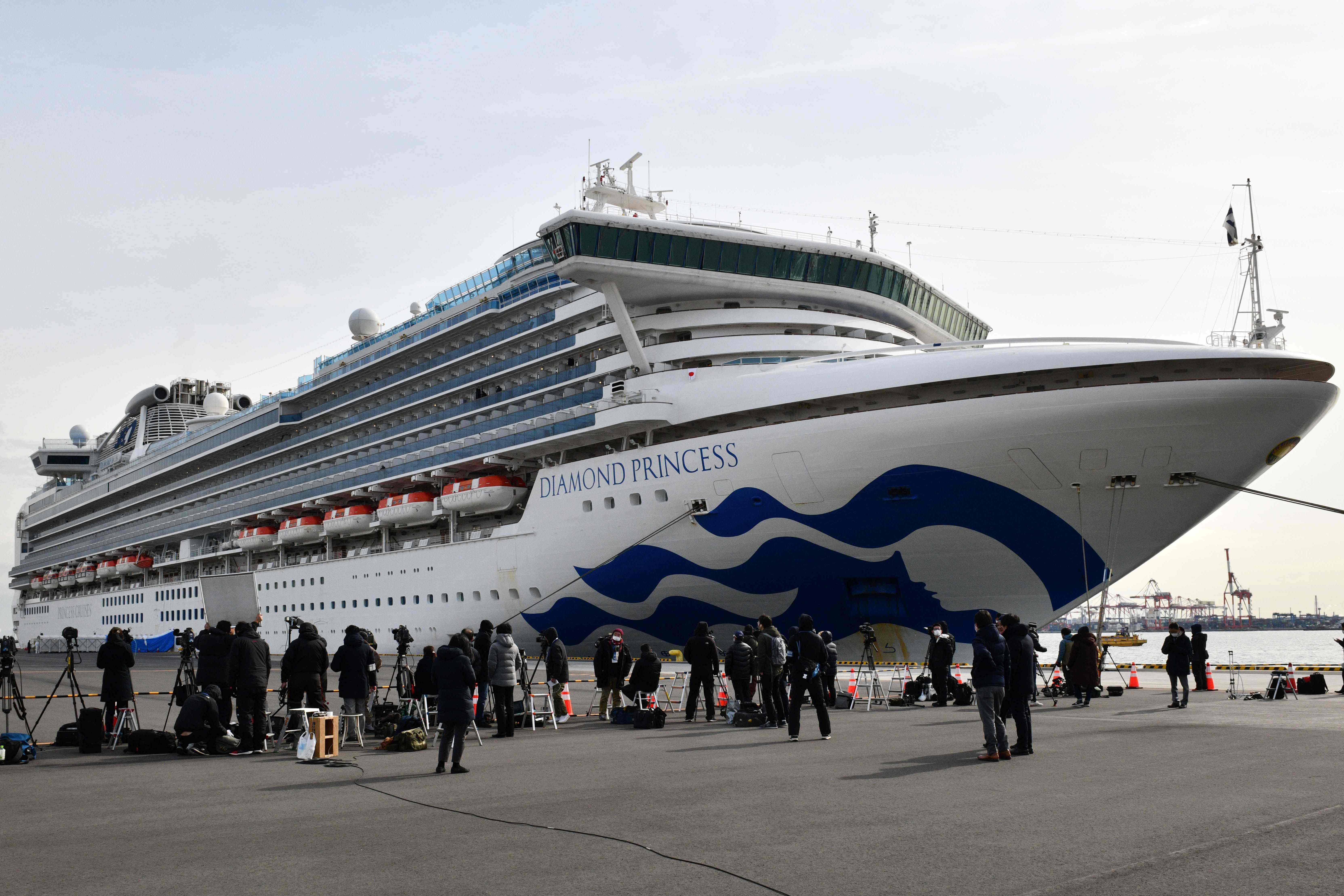 Kapal Pesiar Mewah di Serang Virus Korona