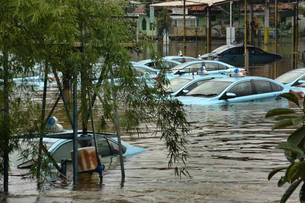 Sejumlah Mobil Taxi Terendam