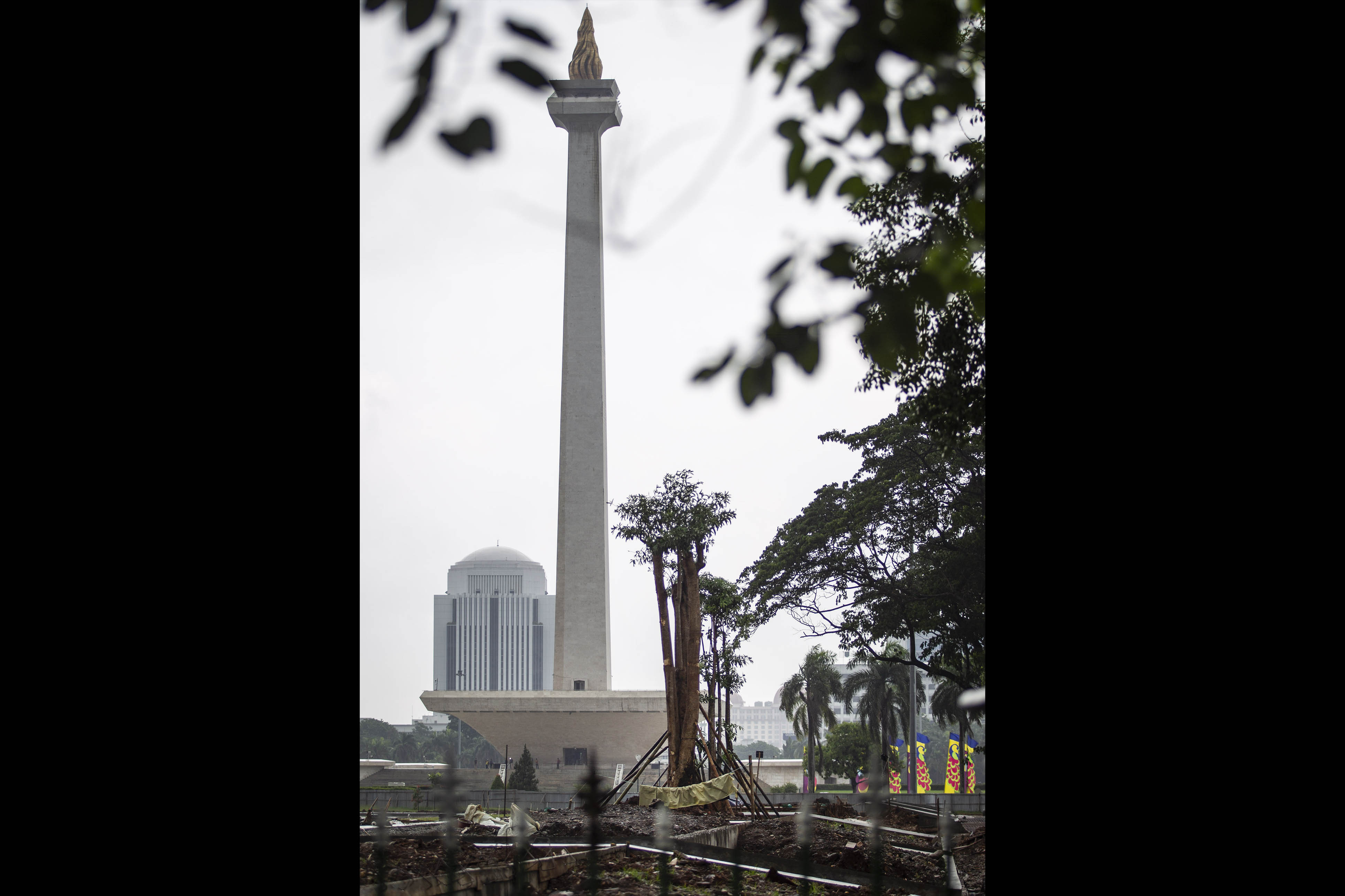 Penanaman Pohon di Lokasi Proyek Revitalisasi Monas